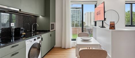 Kylskåp, mikrovågsugn, kaffe- och tebryggare och brödrost