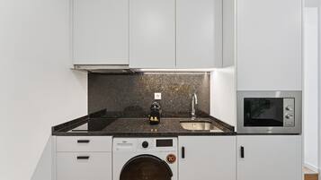 Réfrigérateur, micro-ondes, cafetiÚre/bouilloire, grille-pain