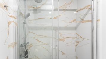 Douche, sèche-cheveux, serviettes fournies
