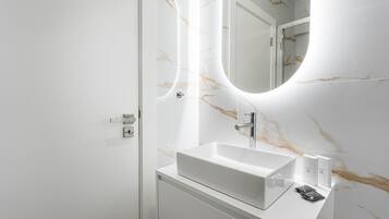 Douche, sĂšche-cheveux, serviettes fournies