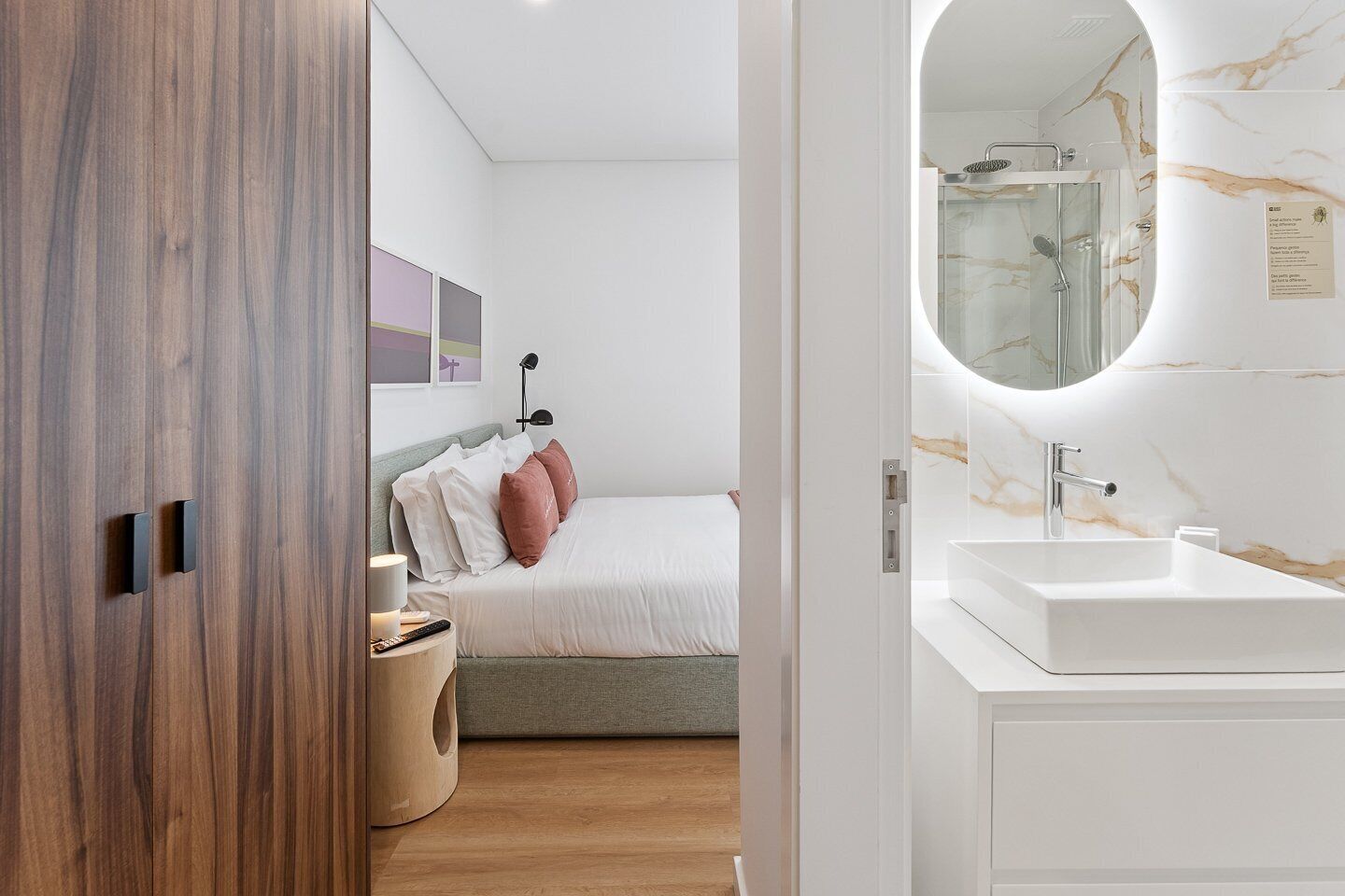 Douche, sèche-cheveux, serviettes fournies