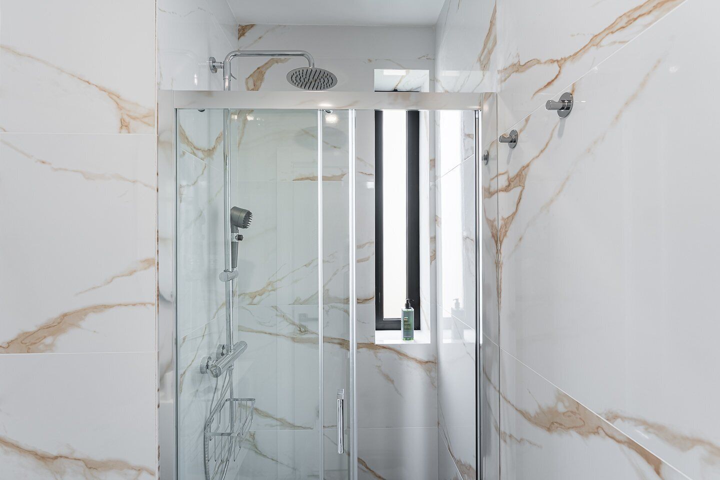 Douche, sèche-cheveux, serviettes fournies