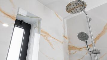 Douche, sèche-cheveux, serviettes fournies