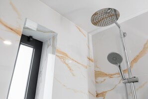 Douche, sèche-cheveux, serviettes fournies