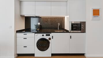 Réfrigérateur, micro-ondes, cafetiÚre/bouilloire, grille-pain