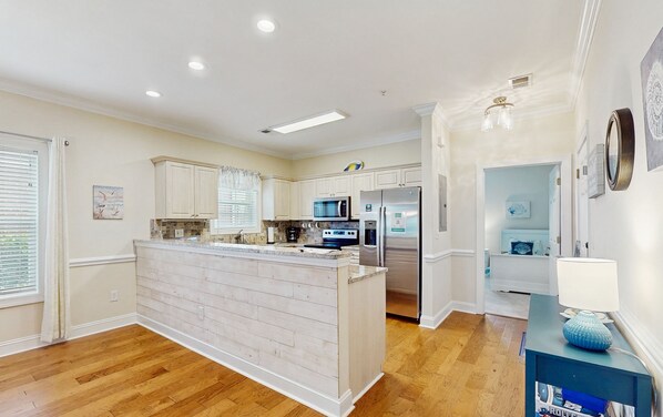 Réfrigérateur, micro-ondes, four, plaque de cuisson