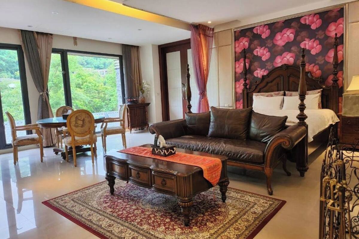 Suite | Free WiFi, bed sheets