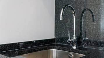 Douche, sĂšche-cheveux, serviettes fournies