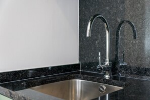 Douche, sèche-cheveux, serviettes fournies