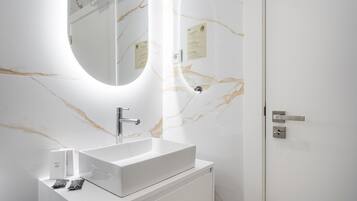 Douche, sĂšche-cheveux, serviettes fournies