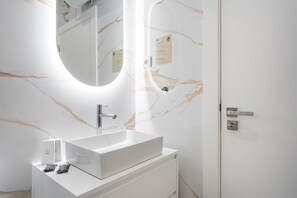 Een douche, een haardroger, handdoeken