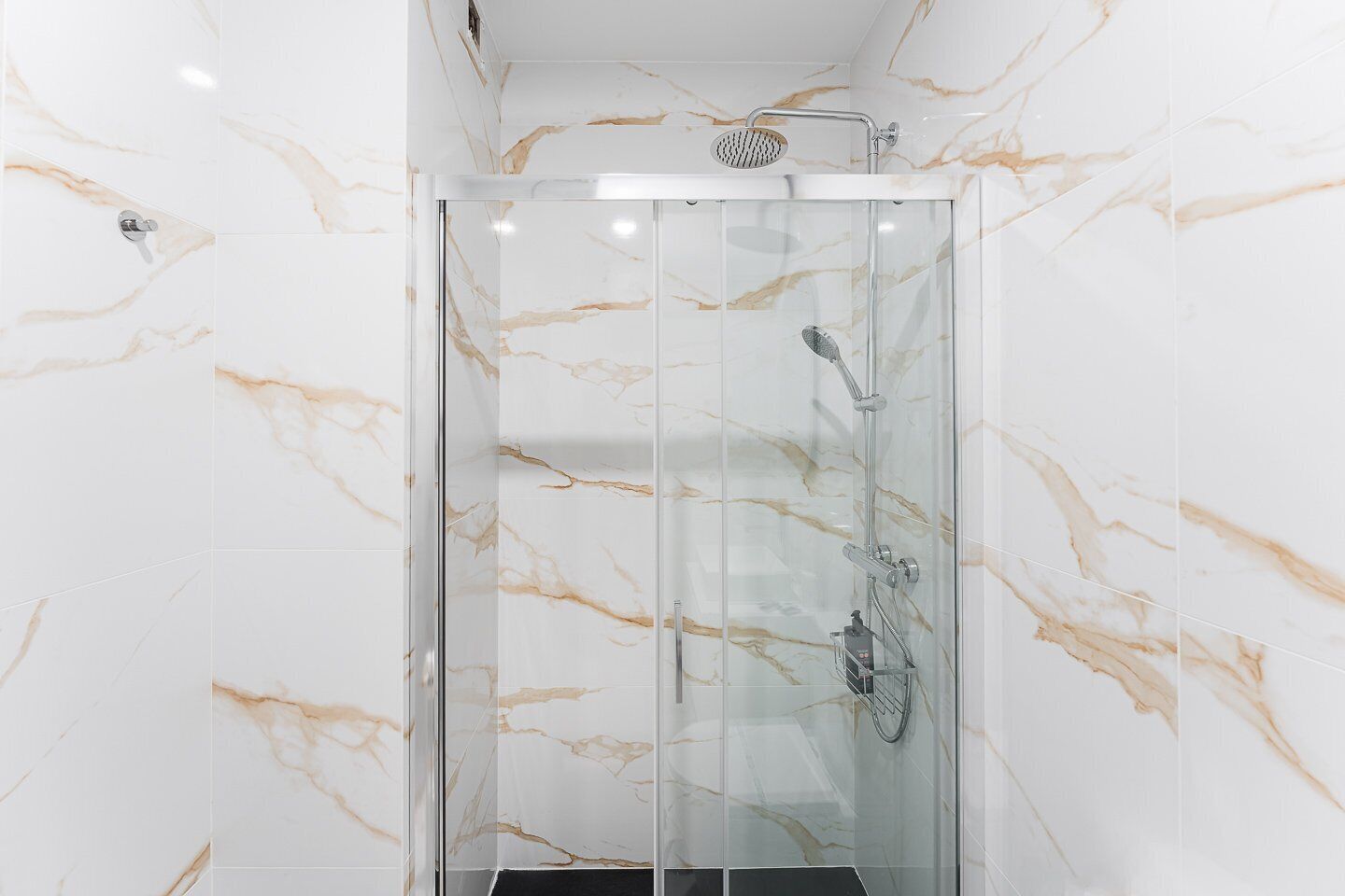 Douche, sèche-cheveux, serviettes fournies