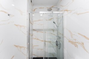 シャワー、ヘアドライヤー、タオル