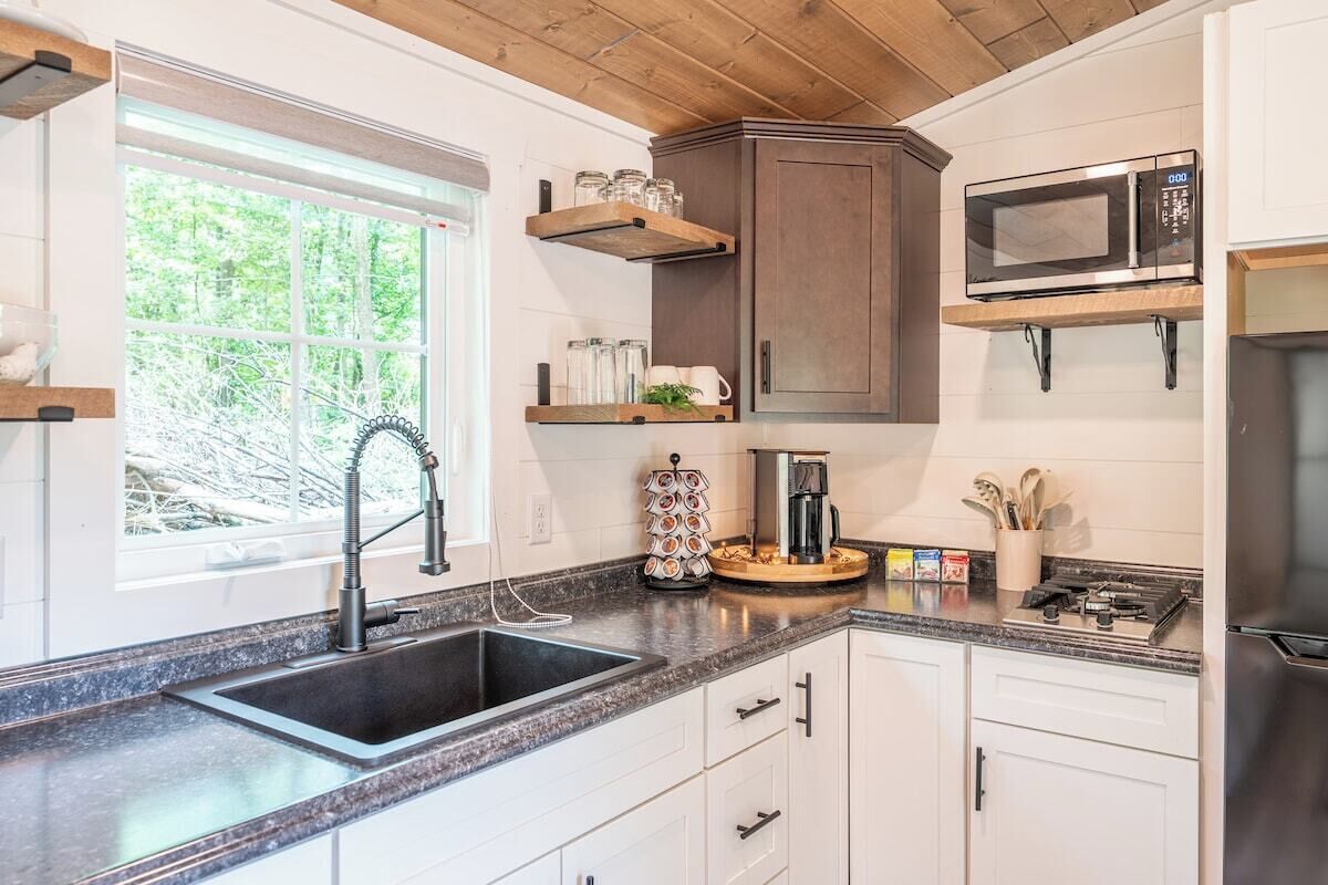 Kühlschrank, Mikrowelle, Herdplatte, Wasserkocher mit Kaffee-/Teezubehör