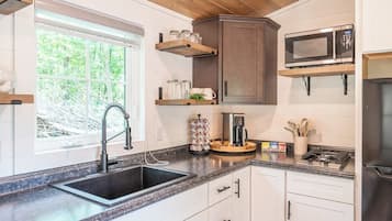 Kühlschrank, Mikrowelle, Herdplatte, Wasserkocher mit Kaffee-/Teezubehör