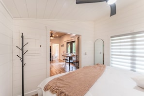 1 slaapkamer, een strijkplank/strijkijzer, beddengoed