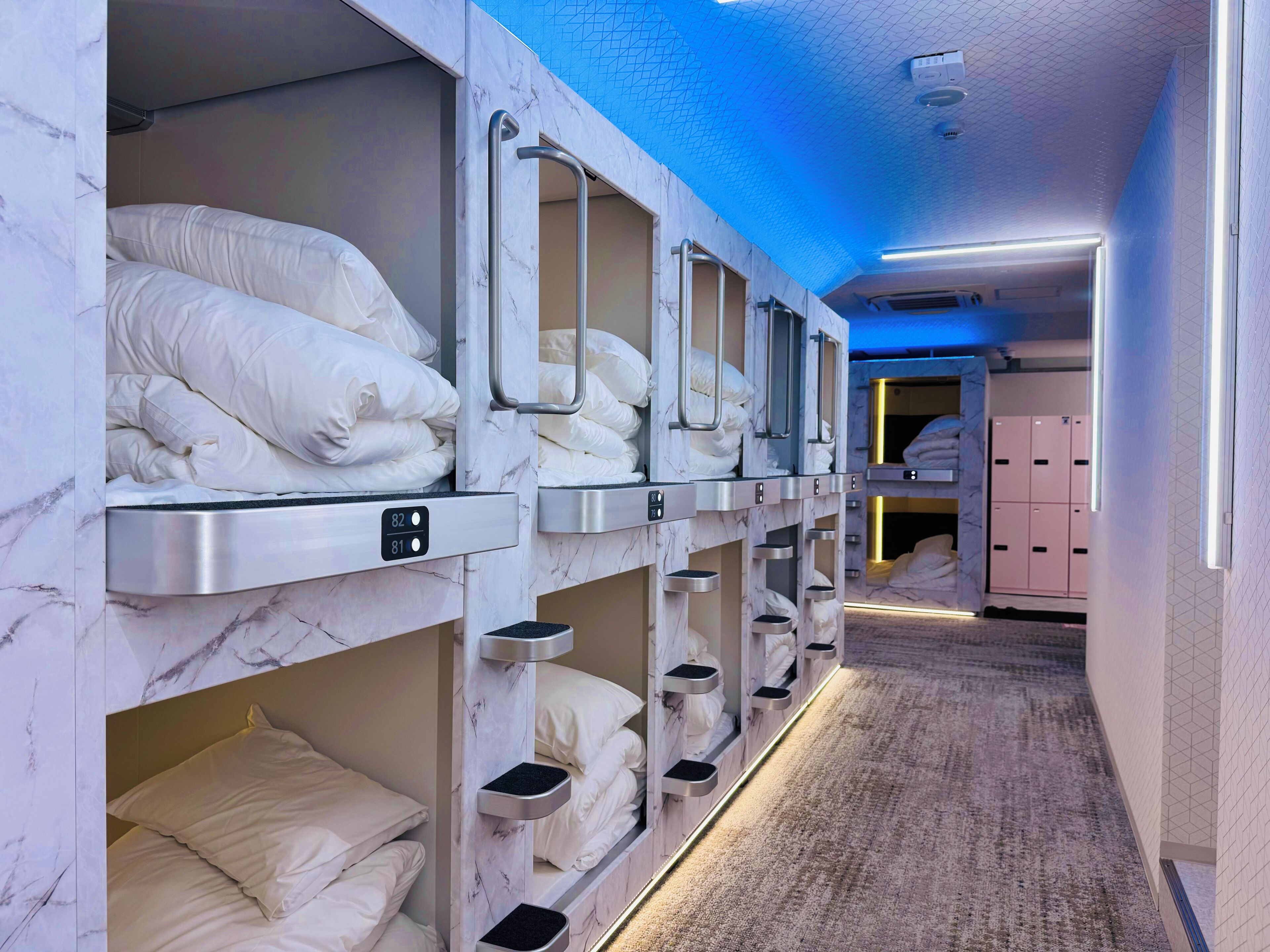 واي فاي مجانًا وملاءات أسرّة