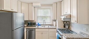 Cozy 2 bed Apt- 2 train stops to the Naval Base!