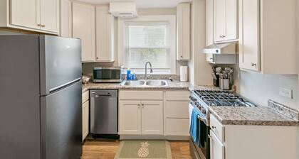 Cozy 2 bed Apt- 2 train stops to the Naval Base!