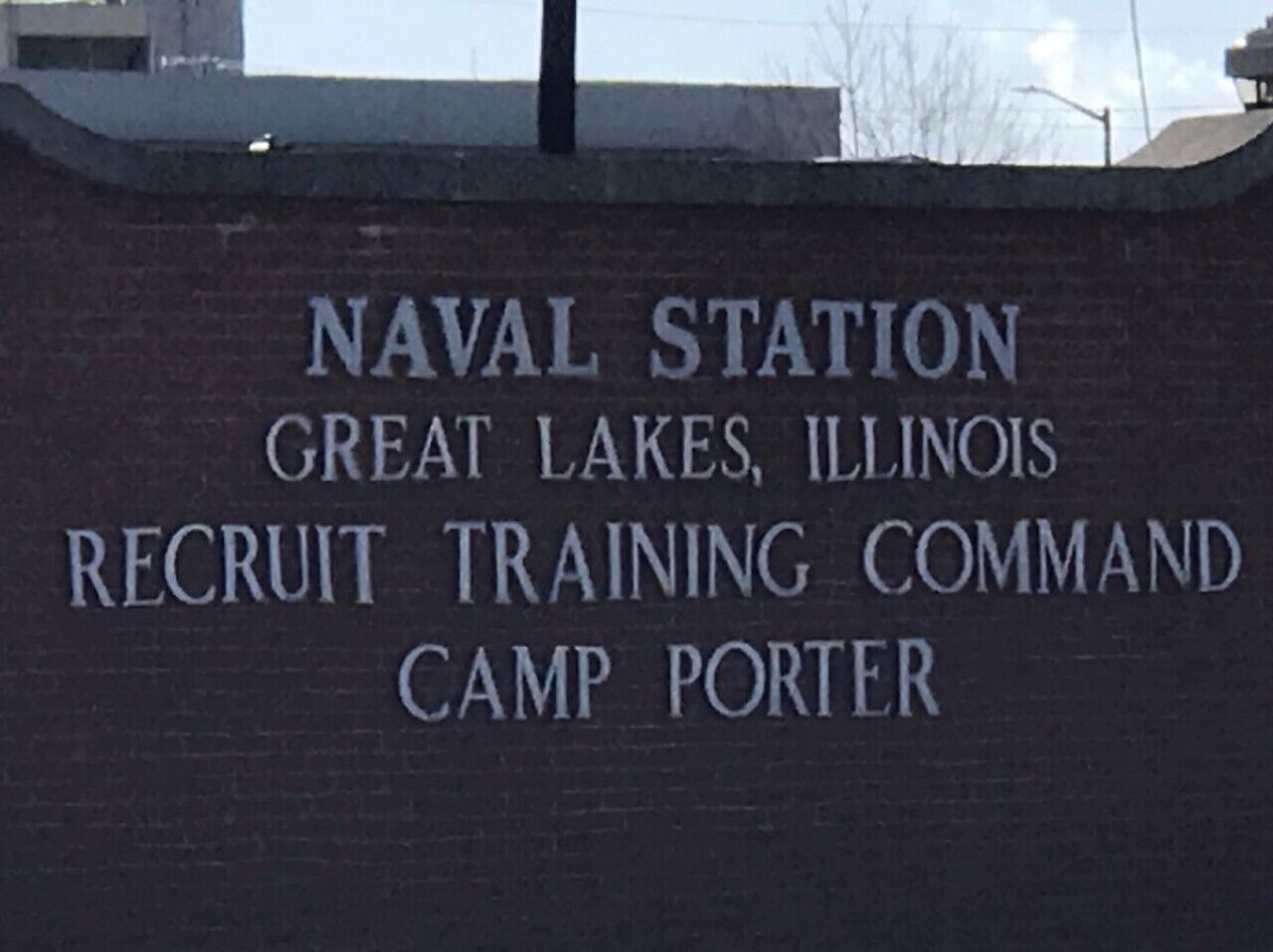 Señal del Centro de Entrenamiento de reclutas de la Estación Naval Camp Porter en Great Lakes, Illinois.