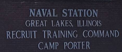 Señal del Centro de Entrenamiento de reclutas de la Estación Naval Camp Porter en Great Lakes, Illinois.
