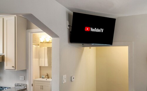 Cozy 2 bed Apt- 2 train stops to the Naval Base!