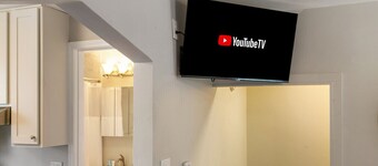 Cozy 2 bed Apt- 2 train stops to the Naval Base!