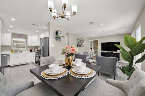 Elegant 4 Bedroom Home,Near NRG Stadium/MDcenter/Patio/FreeParking/DownTown HTX!