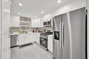 Micro-ondes, four, plaque de cuisson, lave-vaisselle