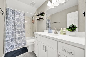 Hair dryer, towels, soap, toilet paper - Elegant 4 Bedroom Home,Near NRG Stadium/MDcenter/Patio/FreeParking/DownTown HTX! (Houston)