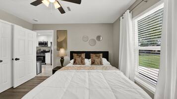 4 slaapkamers, een strijkplank/strijkijzer, wifi