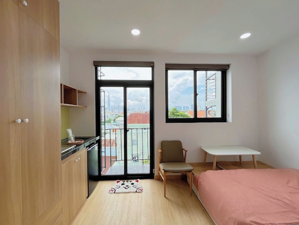 Standard-Doppelzimmer, 1 Doppelbett, Stadtblick | Schreibtisch, schallisolierte Zimmer, Bügeleisen/Bügelbrett