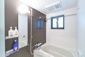 Combined shower/tub, hair dryer, slippers, towels - J-ARC Shinjuku by Tranova (Tokyo)