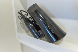 Apartamento, para não fumantes (101) | Banheiro | Chuveiro/banheira combinados, secador de cabelo, chinelos 