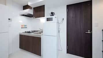 Departamento, para no fumadores (2001(2p)) | Cocina privada | Refrigerador, microondas, parrilla de estufa y utensilios de cocina