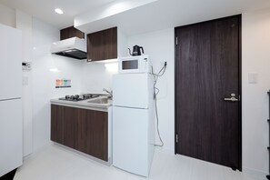 Departamento, para no fumadores (2001(2p)) | Cocina privada | Refrigerador, microondas, parrilla de estufa y utensilios de cocina 