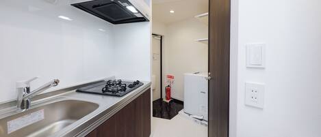 Refrigerador, microondas, placa de cocina, utensilios de cocina