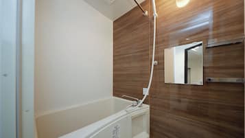Combined shower/tub, hair dryer, slippers, towels