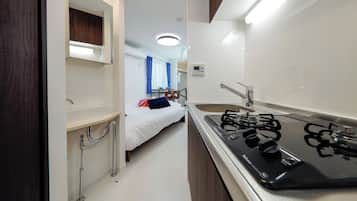 Appartement, niet-roken (1002(2p)) | Privékeuken | Een koelkast, een microgolfoven, een kookplaat