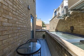 Outdoor dining - Stylish Shoreditch Apartment with Balcony Sleeps 4 (Greater London)