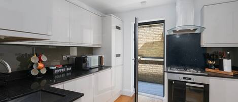 Køleskab, mikrobølgeovn, ovn, kogeplade