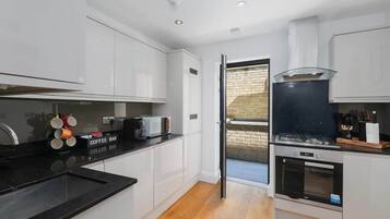 Coffee/tea maker, fridge, microwave, oven