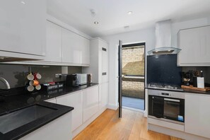 Fridge, microwave, oven, stovetop - Stylish Shoreditch Apartment with Balcony Sleeps 4 (Greater London)