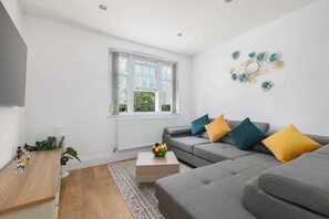 Smart TV, offices - Stylish Shoreditch Apartment with Balcony Sleeps 4 (Greater London)