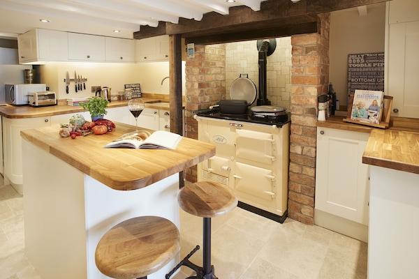 Lower ground floor: Cosy kitchen with Aga and central island