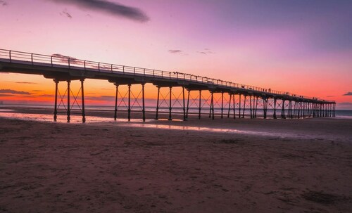 Spacious 7-Bedroom Retreat with Private Pool and near Theme Parks & Beaches