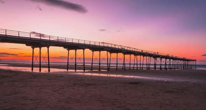 Spacious 7-Bedroom Retreat with Private Pool and near Theme Parks & Beaches