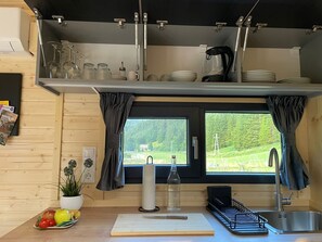 Kylskåp, spishäll, brödrost och grytor/köksredskap