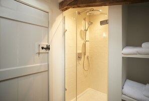Douche, sèche-cheveux, serviettes fournies