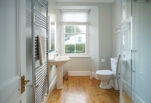 Een douche, een haardroger, handdoeken